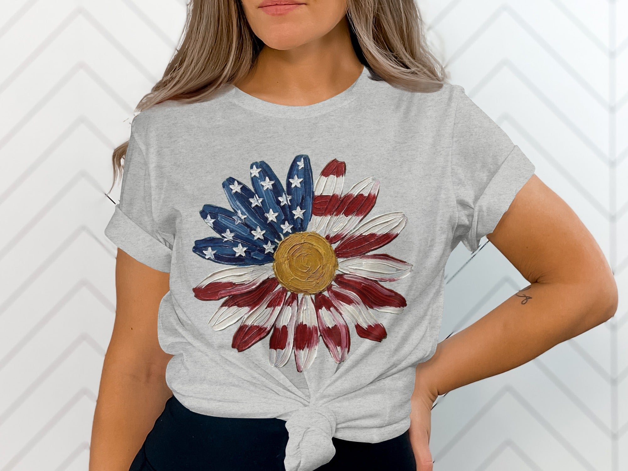 Grey t-shirt with a daisy design inspired by the American flag.
